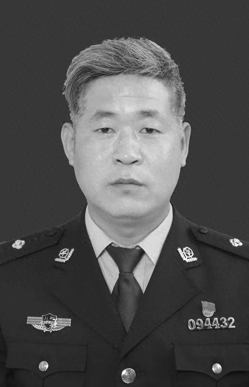 澳门研究生申请条件和35岁民警因公牺牲与35岁民警因公牺牲 送别现场妻子震撼举动令人心 如刀割